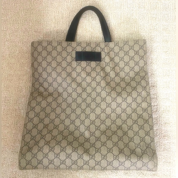 Authentic Gucci tote bag with signature Gucci logo and strap - Picture 9 of 16